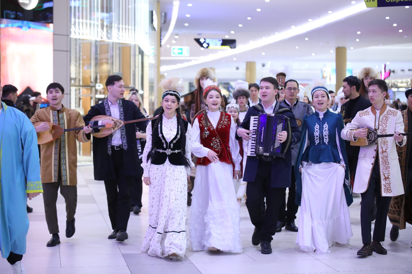 «ۇلتتىق كيىم» شەرۋى: ەلوردالىق تۇرعىندار ءداستۇرلى كيىممەن كوپشىلىكتى ءتانتى ەتتى