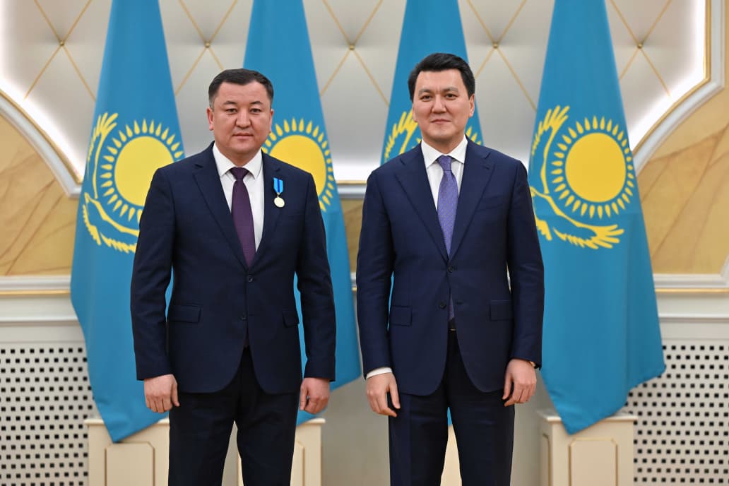 «ەگەمەن قازاقستان» فوتو ءتىلشىسى ەرلان وماروۆ «ەرەن ەڭبەگى ءۇشىن» مەدالىمەن ماراپاتتالدى