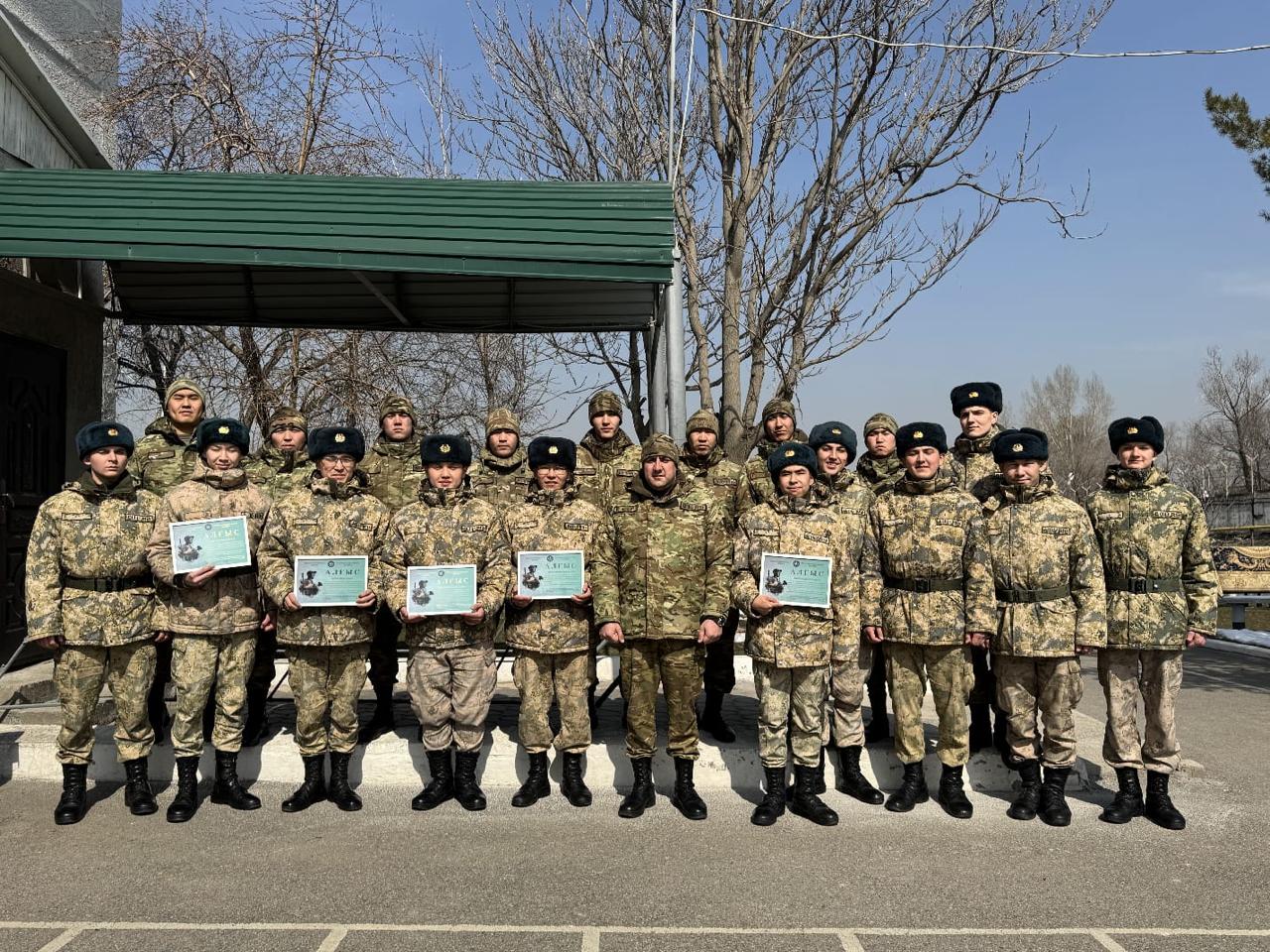 شەكارا قىزمەتىنىڭ ساربازدارى ۇيلەرىنە ورالا باستادى