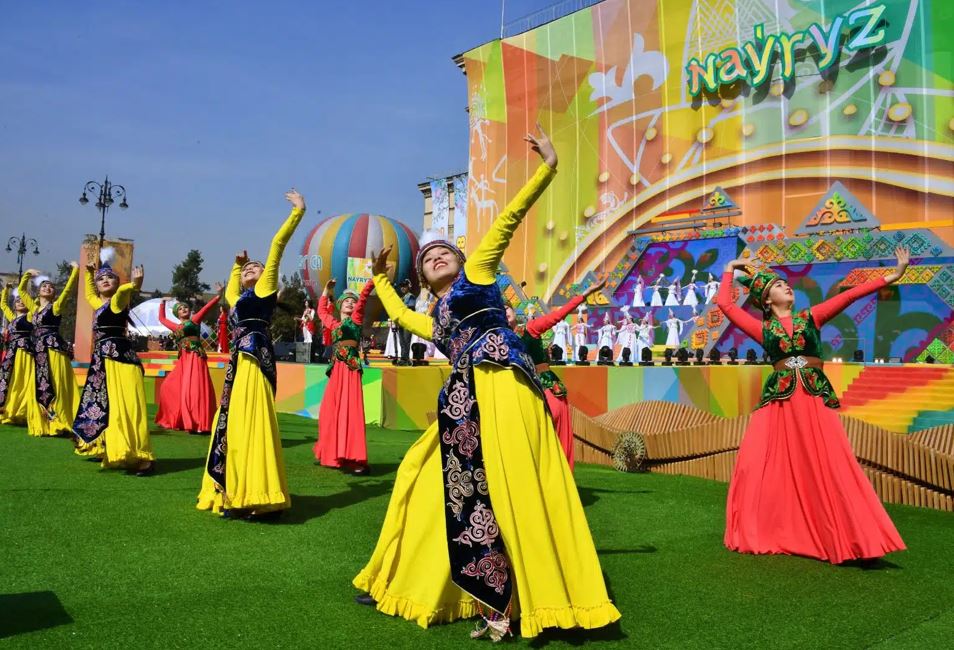 استانادا ۇلتتىق كيىم كۇنى قالاي اتاپ وتىلەدى؟