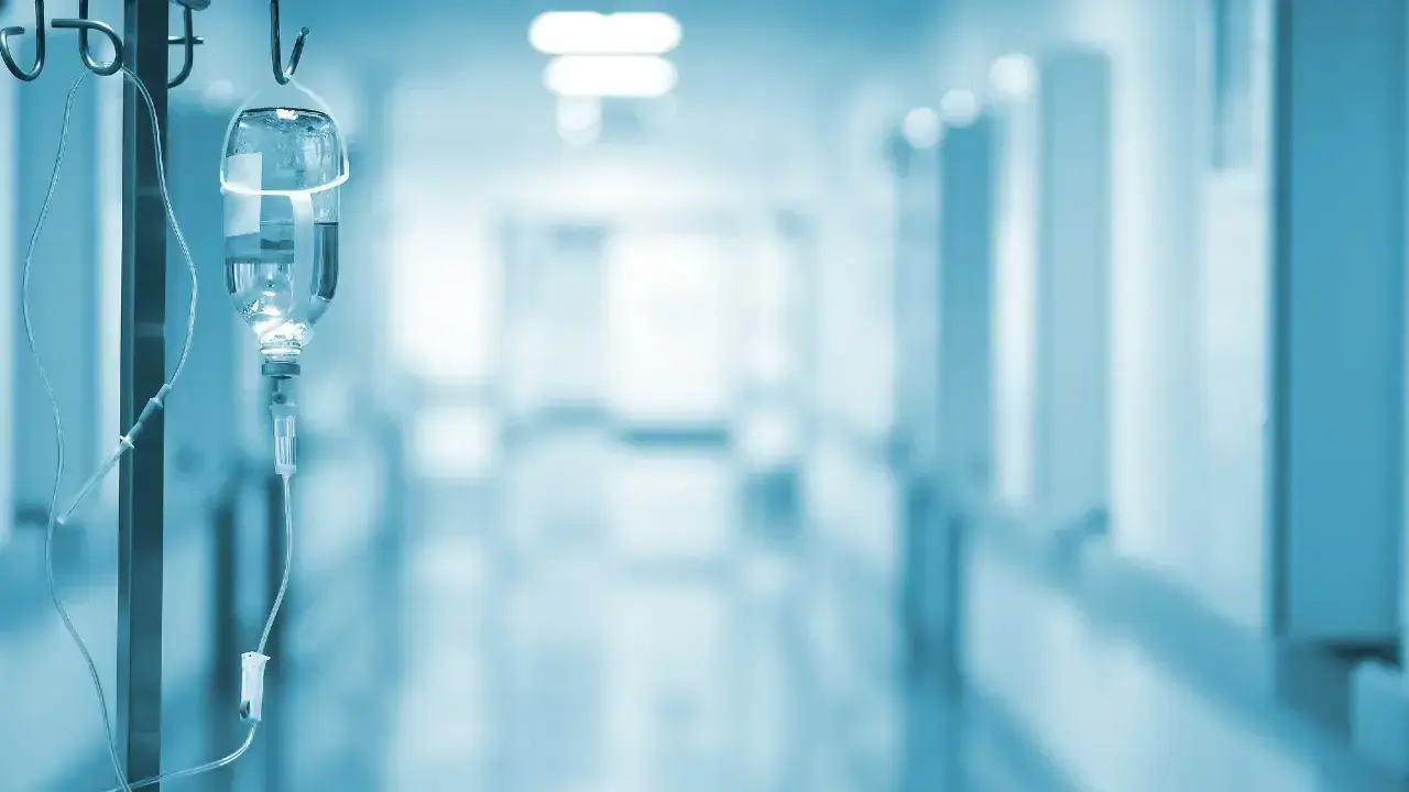 كامەلەتكە تولماعان قىزدى زورلادى دەگەن كۇدىككە ىلىنگەن قىزمەتكەر اۋرۋحانادا قايتىس بولدى