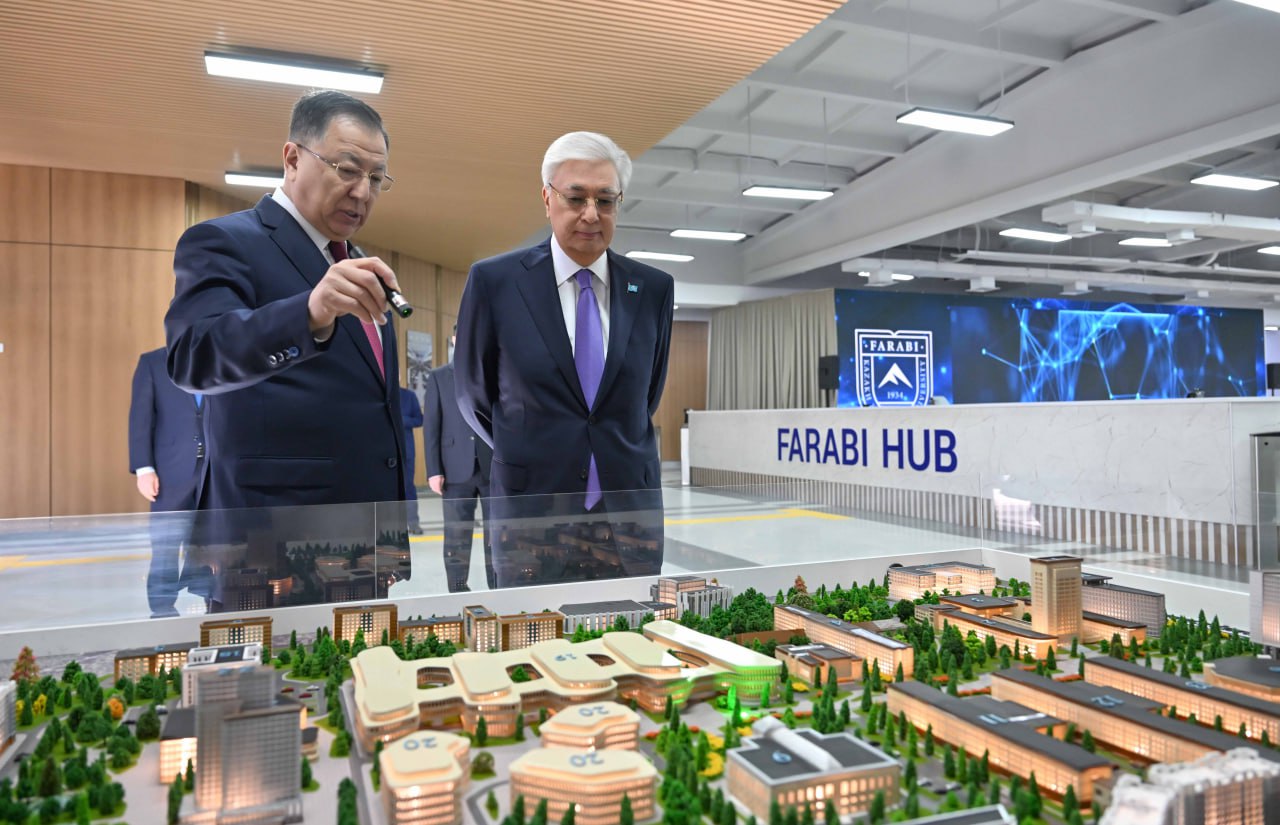 مەملەكەت باسشىسى ءال-فارابي اتىنداعى قازاق ۇلتتىق ۋنيۆەرسيتەتىنە باردى