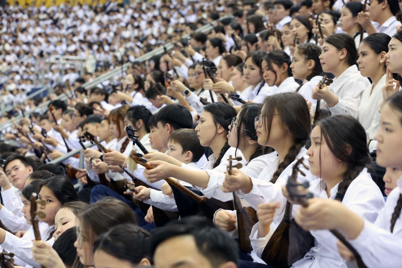 11 500 دومبىراشى: ۇلتتىق رەكورد تىركەلدى