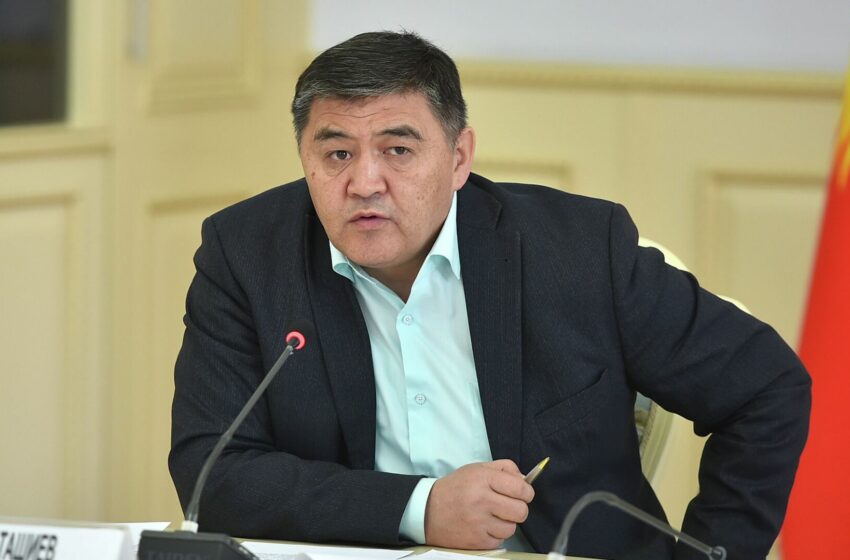 كامچىبەك تاشيەۆ ەكى بىردەي ءىس بويىنشا كۋاگەر رەتىندە جاۋاپ بەرىپ جاتىر