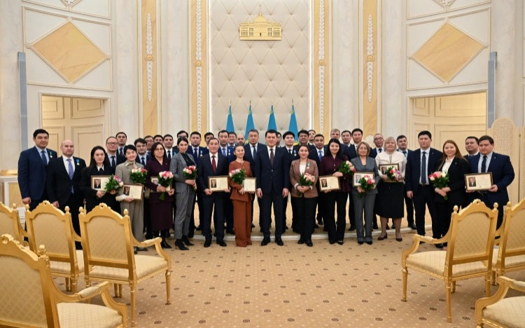 پرەزيدەنت اكىمشىلىگىنىڭ بىرقاتار قىزمەتكەرى مەملەكەتتىك ناگرادالارمەن ماراپاتتالدى
