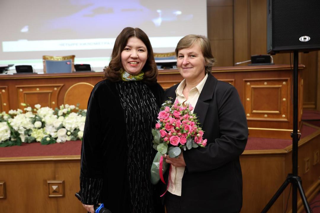 اقتۇتەك بوران كەزىندە ادامداردى قۇتقارعان مۇعالىم توسبەلگىمەن ماراپاتتالدى