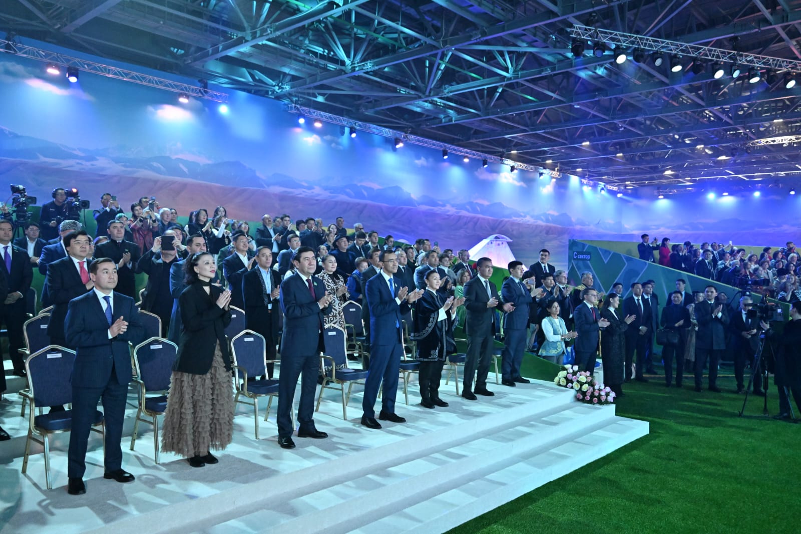 سەنات توراعاسى «ەتنواۋىل» مەرەكەلىك كورمەسىن تاماشالادى