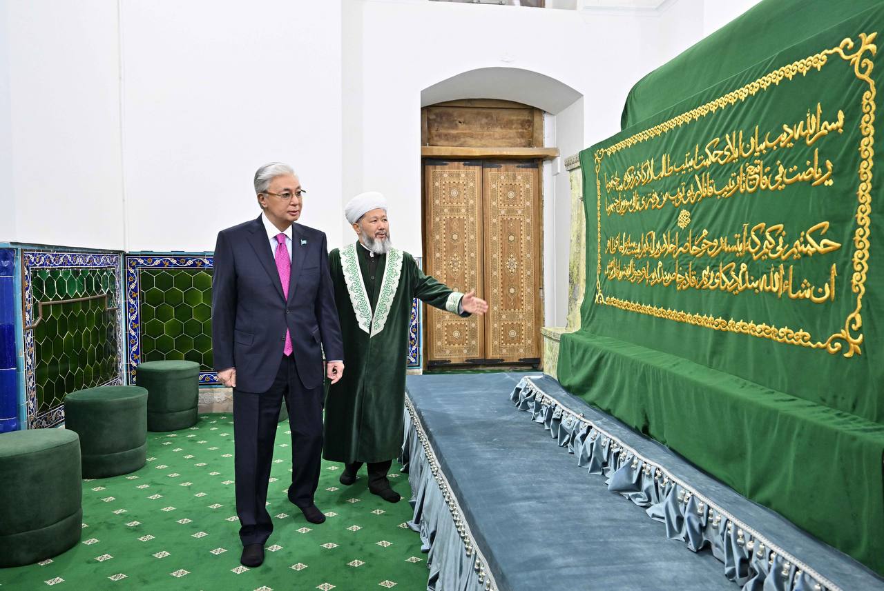 پرەزيدەنت قوجا احمەت ياساۋي كەسەنەسىنە زيارات ەتتى