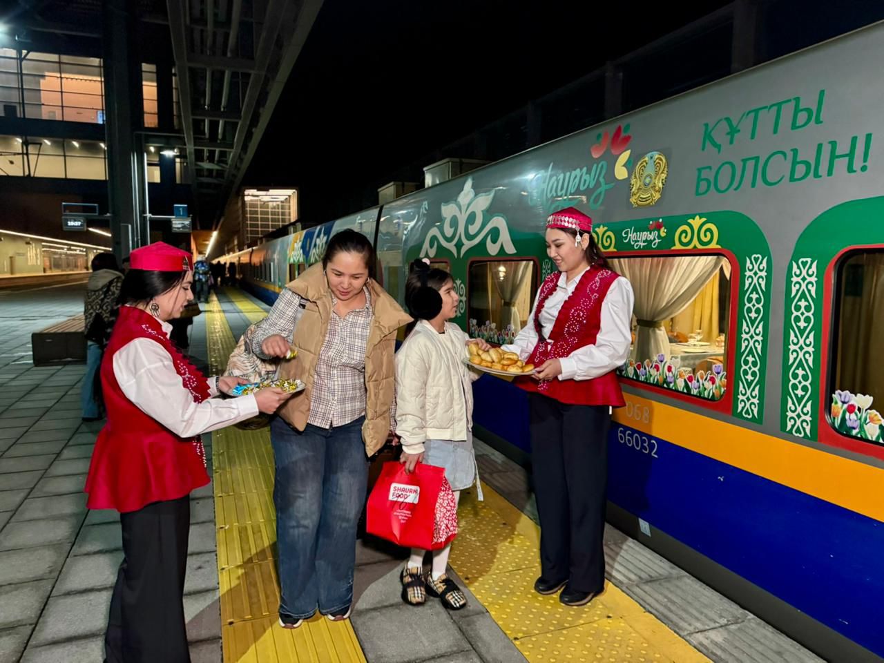 ناۋرىز مەرەكەسىنە وراي ۇلتتىق ناقىشتا بەزەندىرىلگەن پويىزدار جولعا شىقتى