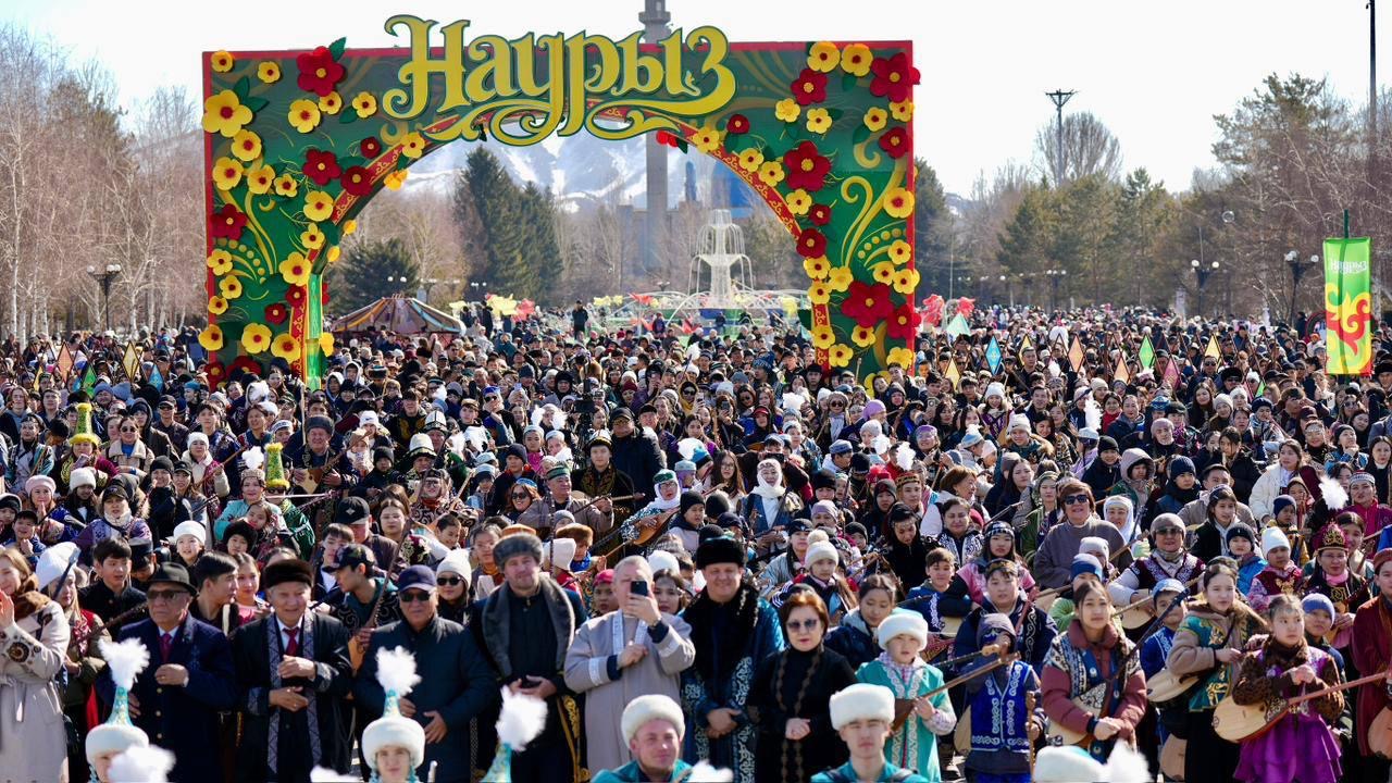 شىعىس قازاقستان وبلىسىندا ءبىر مەزەتتە 5 مىڭنان استام دومبىراشى «اقبۇلاق» ءانىن ورىندادى