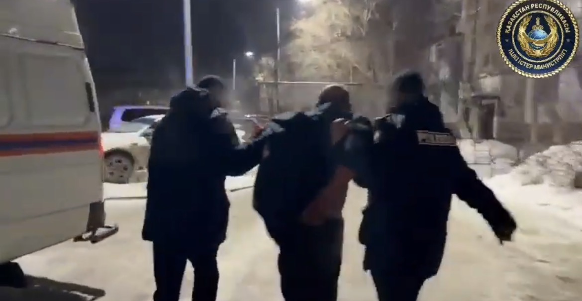 شاحتينسكىدەگى جارىلىس: پاتەردى قاساقانا ورتەدى دەگەن كۇدىككە ىلىنگەن ەر ادام ۇستالدى