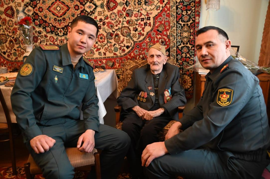 قاراعاندىلىق مايدانگەرگە قورعانىس ءمينيسترىنىڭ قۇتتىقتاۋ حاتى تابىستالدى