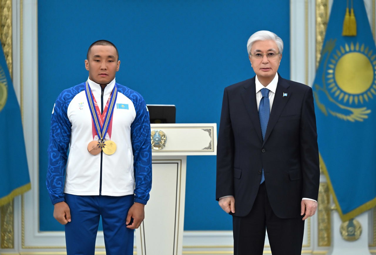 مەملەكەت باسشىسى پاراليمپيادا ويىندارىنىڭ چەمپيونى ەربول حاميتوۆتى ماراپاتتادى