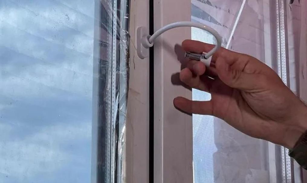 قۇتقارۋشىلار ۇندەۋ جاسادى: بالانى تەرەزەدەن قۇلاۋدان قالاي قورعايمىز؟