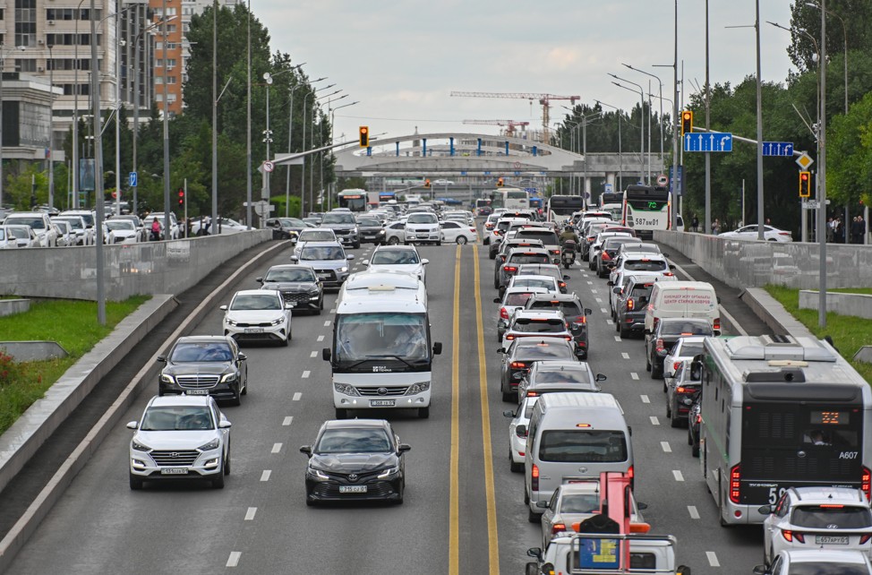 كولىك كەپتەلىسى شەكتەن شىقتى: ءاربىر جۇرگىزۋشى جىلىنا كەمىندە 50 ساعات كوشەدە قاڭتارىلىپ تۇرادى