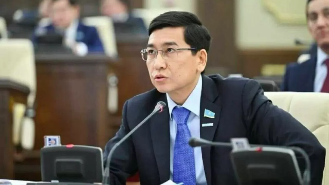 اسحات ايماعامبەتوۆ زەينەتاقى قاراجاتىن باسقارۋعا قاتىستى تۇزەتۋلەردى ءتۇسىندىردى