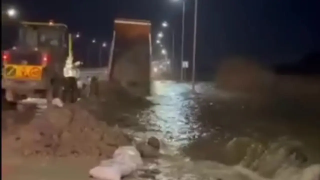 سۋ تاسقىنى: قازاقستاننىڭ بىرنەشە وڭىرىندە تاسجولداردى سۋ باستى