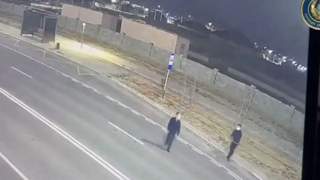 تۇركىستاندا ايىپپۇلعا اشۋلانعان ەر ادامدار بەينەكامەرالاردى سىندىرعان