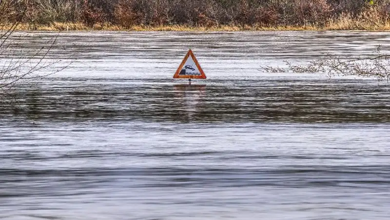 اقمولا وبلىسىندا وزەن تاسىپ, كوپىردى سۋ باسىپ قالدى
