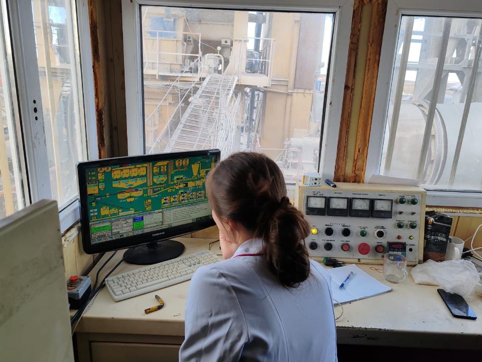 25 جىل جوندەۋ كورمەيتىن جول: اياگوزدىك وقۋشى پلاستيك قالدىقتاردان ەكو-اسفالت جاساپ شىعاردى