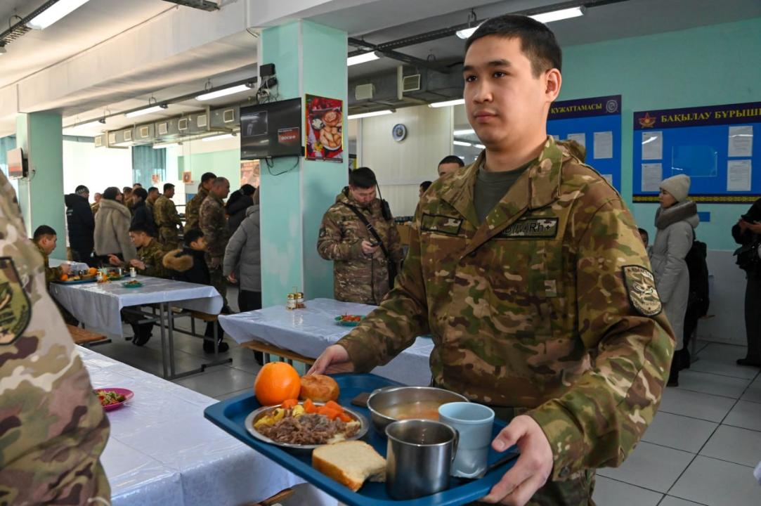 شۆەد ۇستەلى مەن ۇلتتىق تاعامدار: اسكەري قىزمەتشىلەردىڭ جاڭا اس ءمازىرى قانداي؟