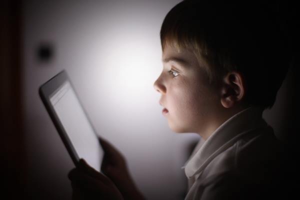 TikTok-قا تەلمىرگەن تولقىن: بالالار قانشا ۋاقىتىن الەۋمەتتىك جەلىدە وتكىزەدى؟