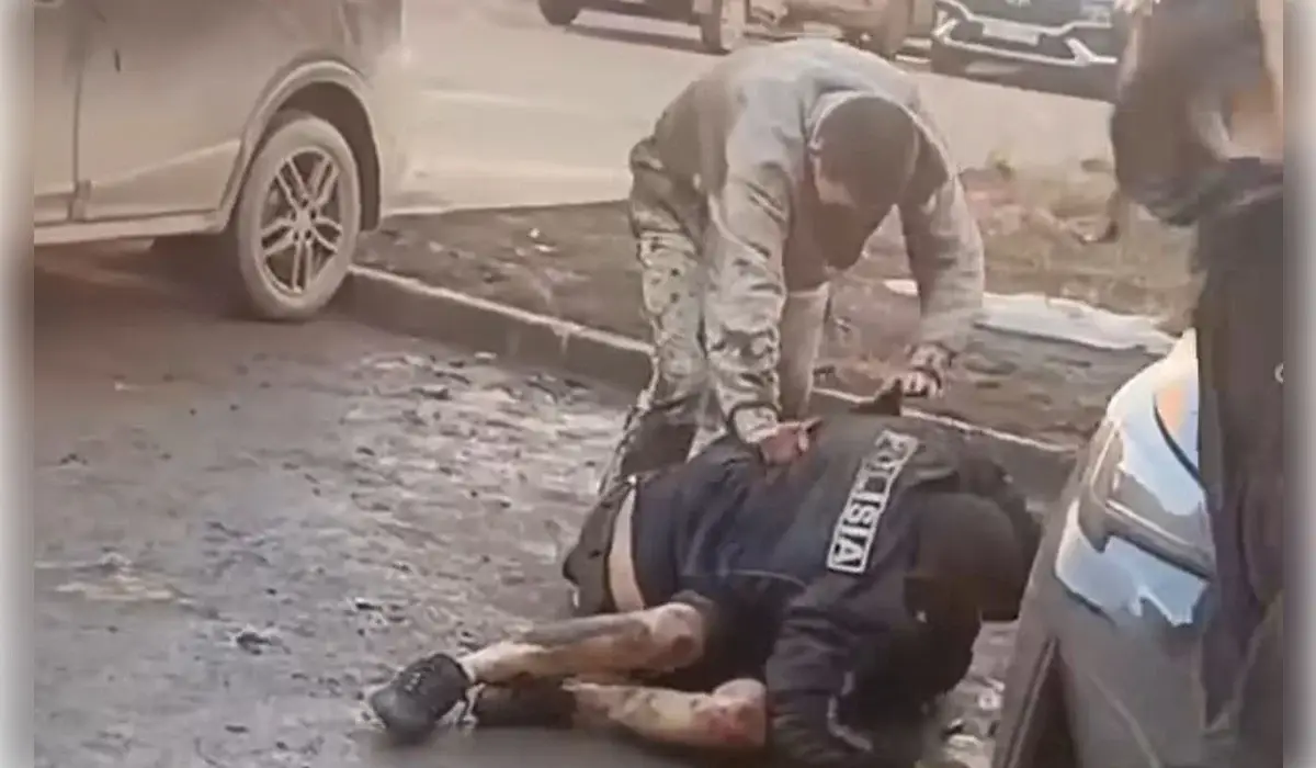 قوستانايدا ءبىر توپ ماس ادام پوليتسيا قىزمەتكەرىنە شابۋىل جاسادى