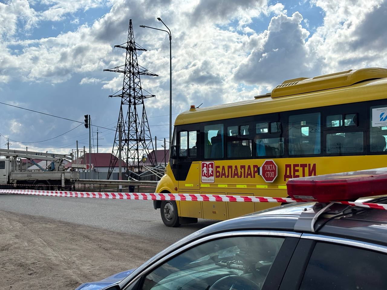 باتىس قازاقستان وبلىسىندا مەكتەپ اۆتوبۋسى اپاتقا ۇشىرادى: بالالار زارداپ شەكتى
