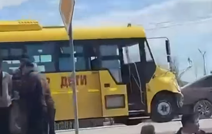 ورال ماڭىندا مەكتەپ اۆتوبۋسى جول اپاتىنا ءتۇسىپ, بالالار زارداپ شەكتى