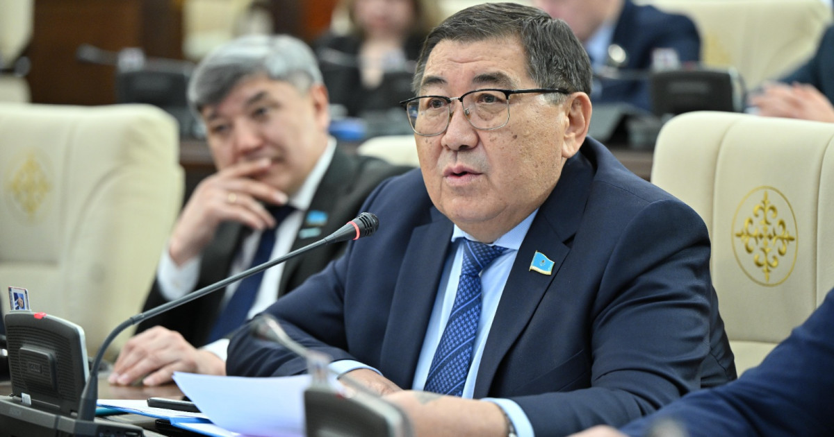 «ايەلىن سىيعا تارتۋ – قىلمىس»: دەپۋتات جەلىدەگى «دۇمشە» ۇستازدارعا شۇعىل تويتارىس بەرۋگە شاقىردى