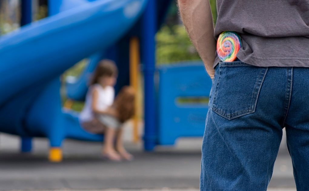 قىرعىزستاندا ەر ادام بالالارعا ىشىنە ينە سالىنعان كامپيتتەر تاراتقان