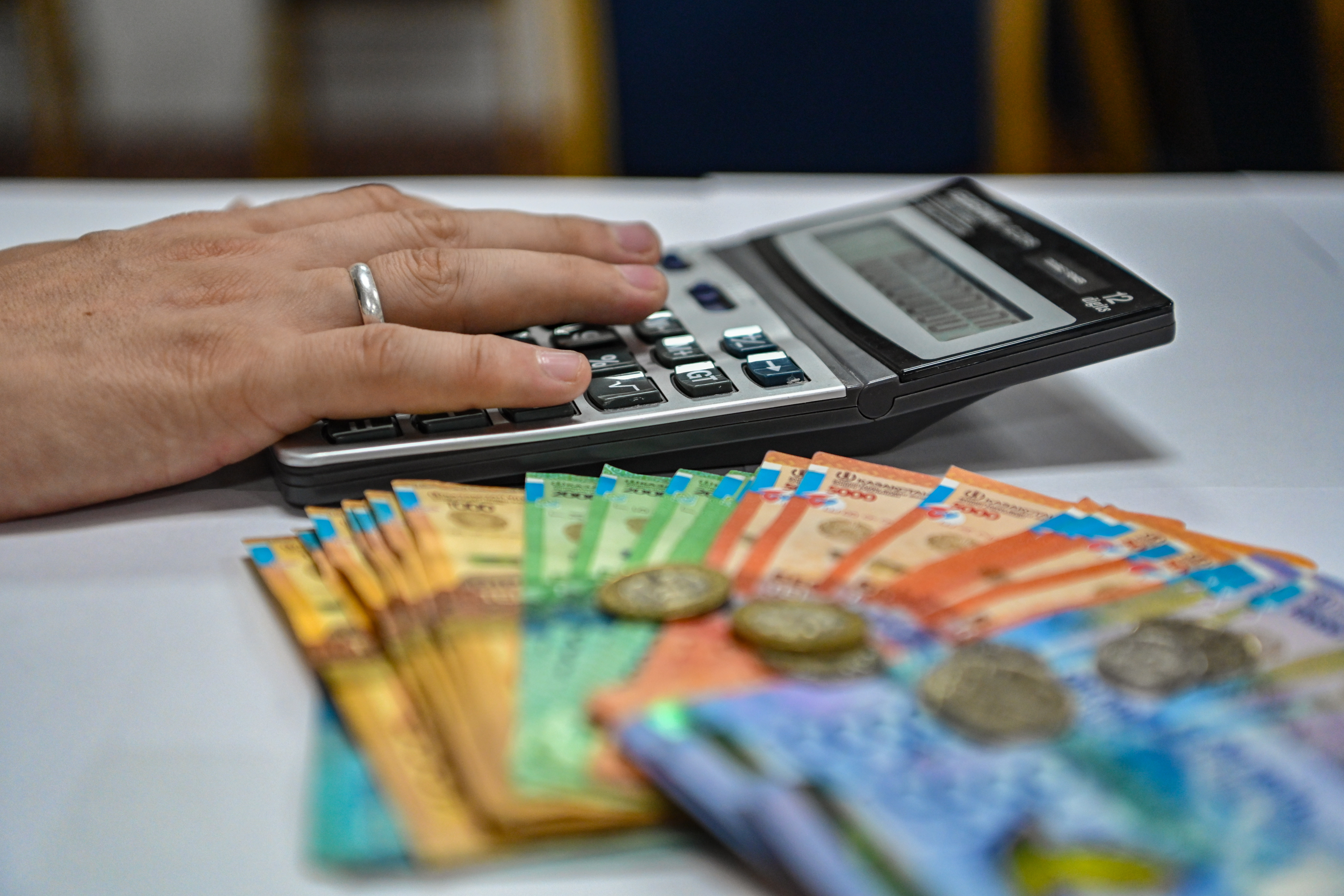 اقتاۋدا بۋحگالتەر جۇكتى ايەلدەر ارقىلى 146 ملن تەڭگەنى جىمقىرعان