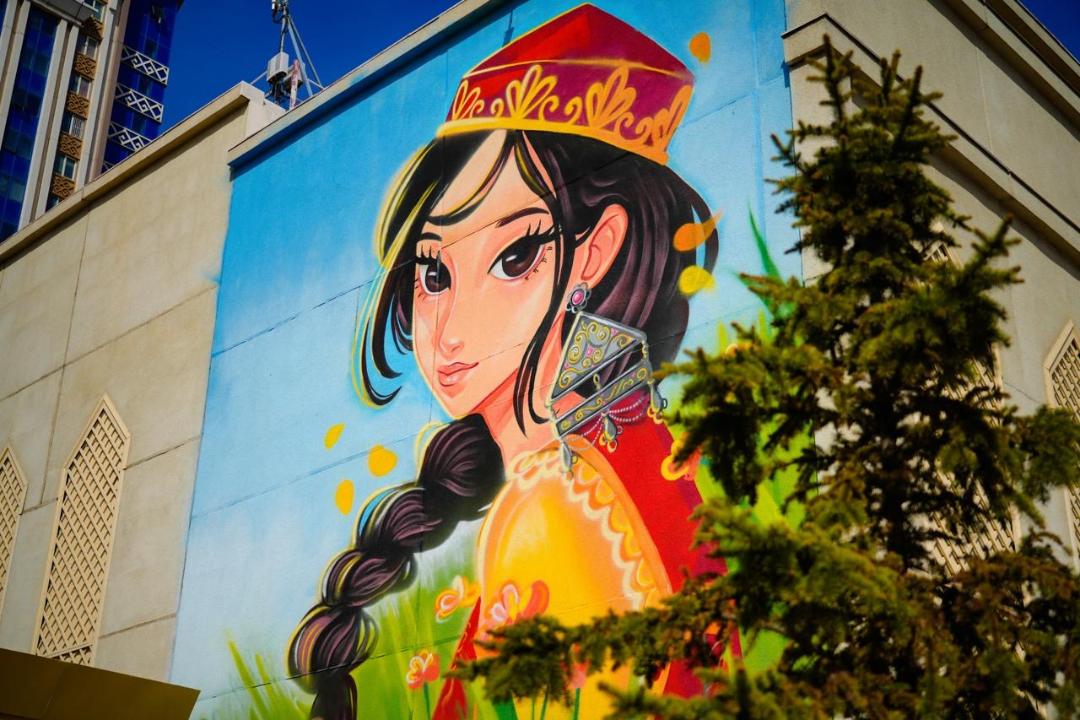 «قىز وسسە, ەلدىڭ كوركى»: ەلورداداعى عيماراتتاردىڭ بىرىنە جاڭا مۋرال سالىندى