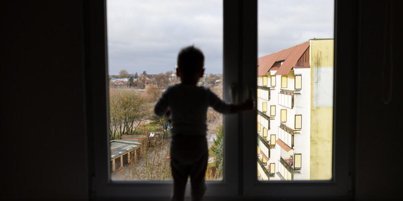 اكتوبەدە ءبىر تاۋلىكتە ەكى بالا تەرەزەدەن قۇلاپ كەتكەن