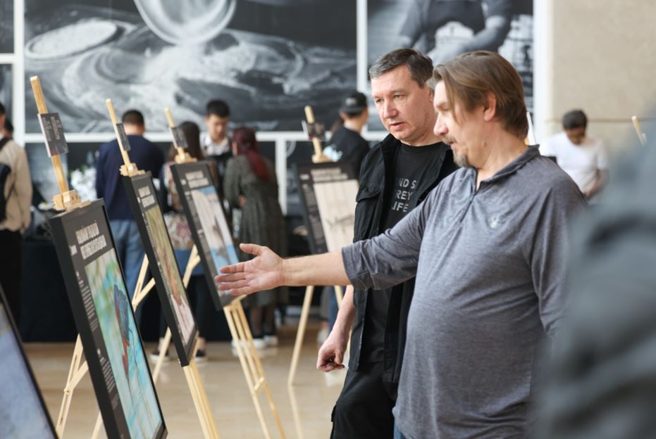 سەزىنىپ كورۋگە بولاتىن فوتوكورمە: الماتىلىقتار «سۋ استىنداعى ءومىردى» تاماشالادى