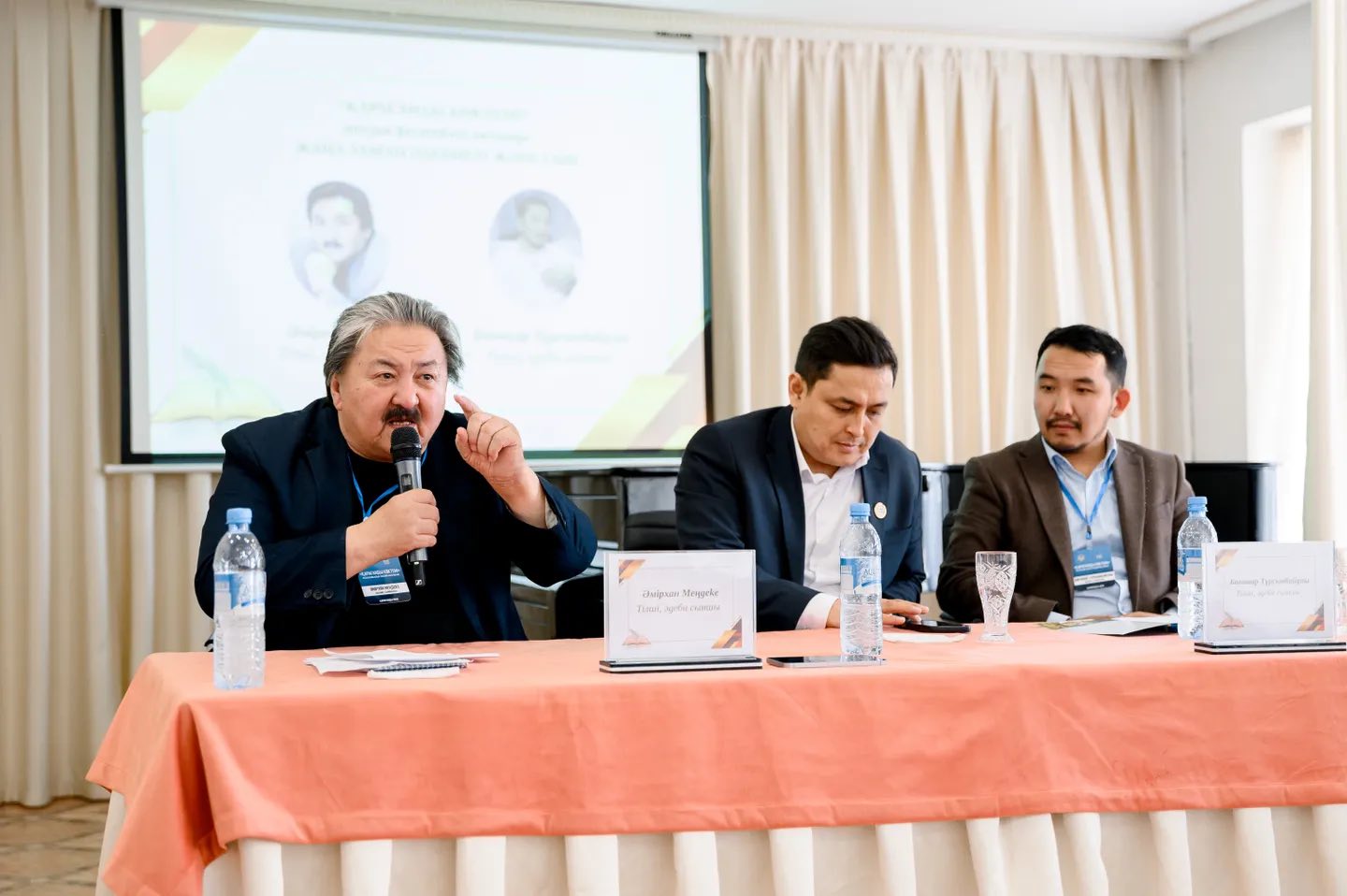 ادەبي سىننىڭ ءباسى قانداي؟