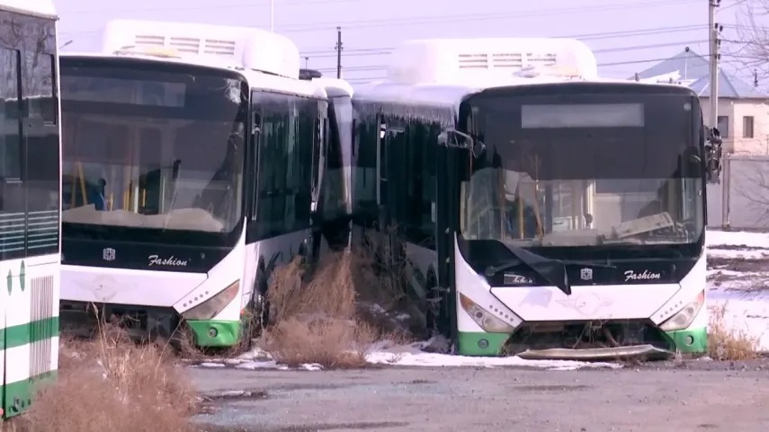 قىرۋار قاراجاتقا الىنعان اۆتوبۋستار قاڭتارىلىپ تۇر