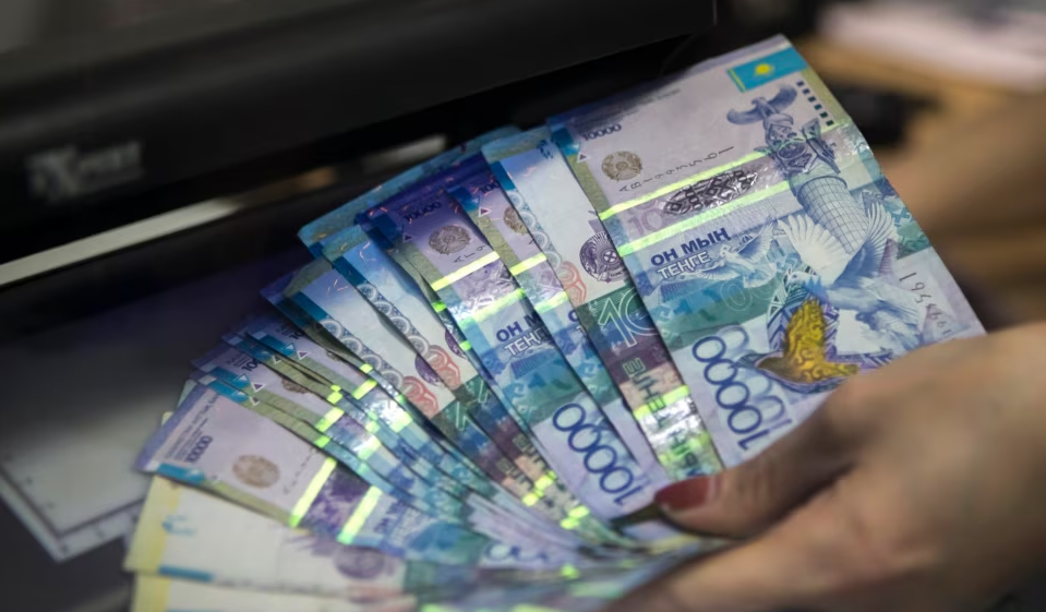 «نەسيە بەرۋدەن باس تارتتى»: بانك قىزمەتكەرى زەينەتكەرلەردىڭ اقشاسىن ءوز شوتىنا اۋدارىپ وتىرعان