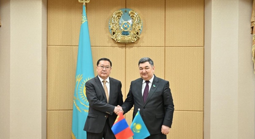 سەناتور موڭعول ەلشىسىمەن كەزدەستى