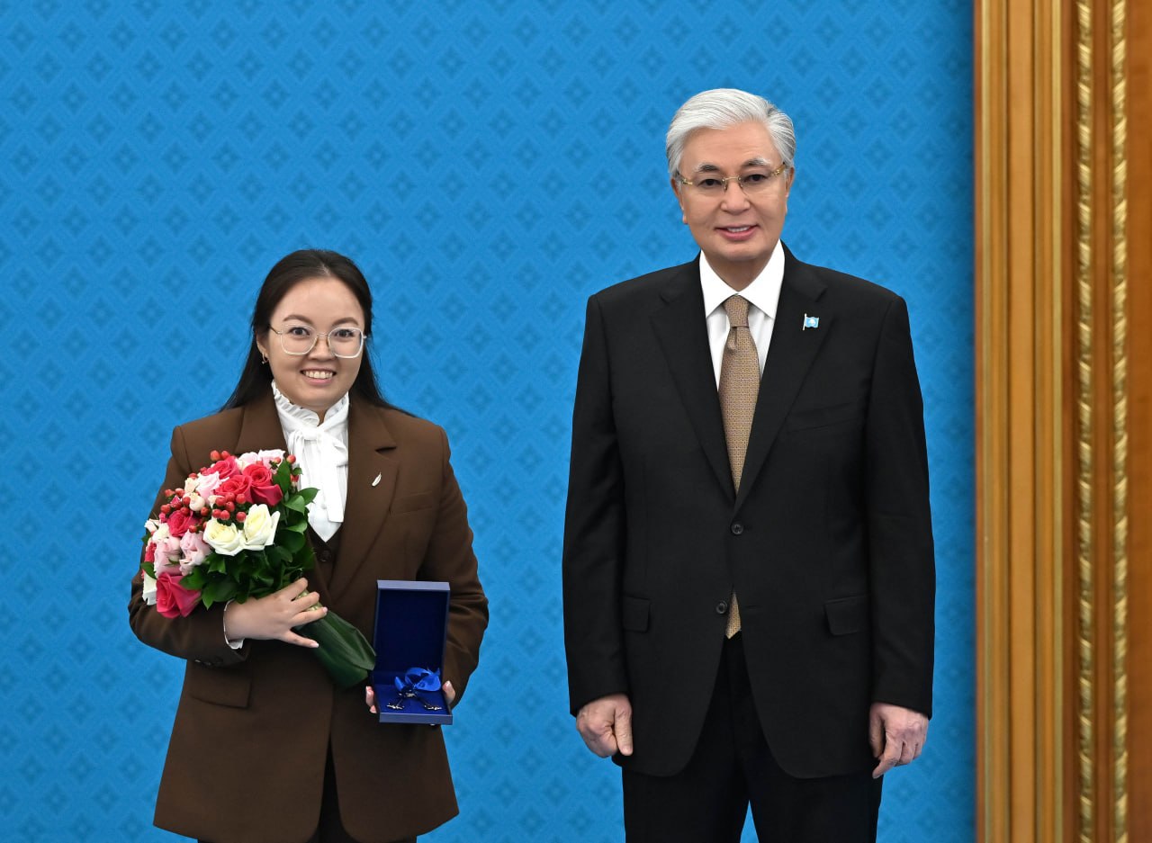 مەملەكەت باسشىسى ءبىر توپ جاس عالىمعا پاتەر كىلتتەرىن تابىستادى