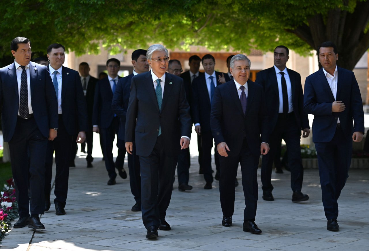 قاسىم-جومارت توقاەۆ پەن شاۆكات ميرزيوەۆ باحاۋددين ناقىشباندي مەموريالدىق كەشەنىنە باردى