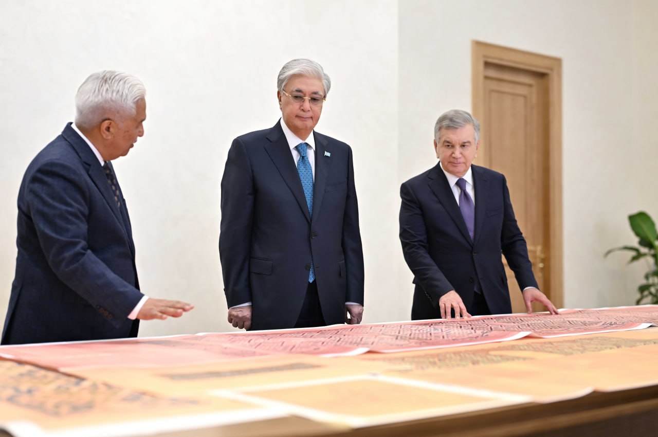 شاۆكات ميرزيوەۆ قاسىم-جومارت توقاەۆقا بىرقاتار تاريحي قۇجاتتى تاپسىردى