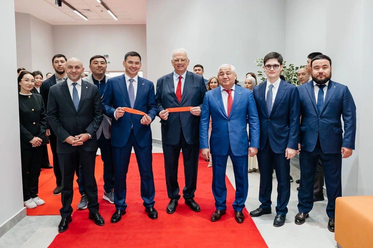 UWW پرەزيدەنتى نەناد لالوۆيچ قازاقستانعا كەلدى