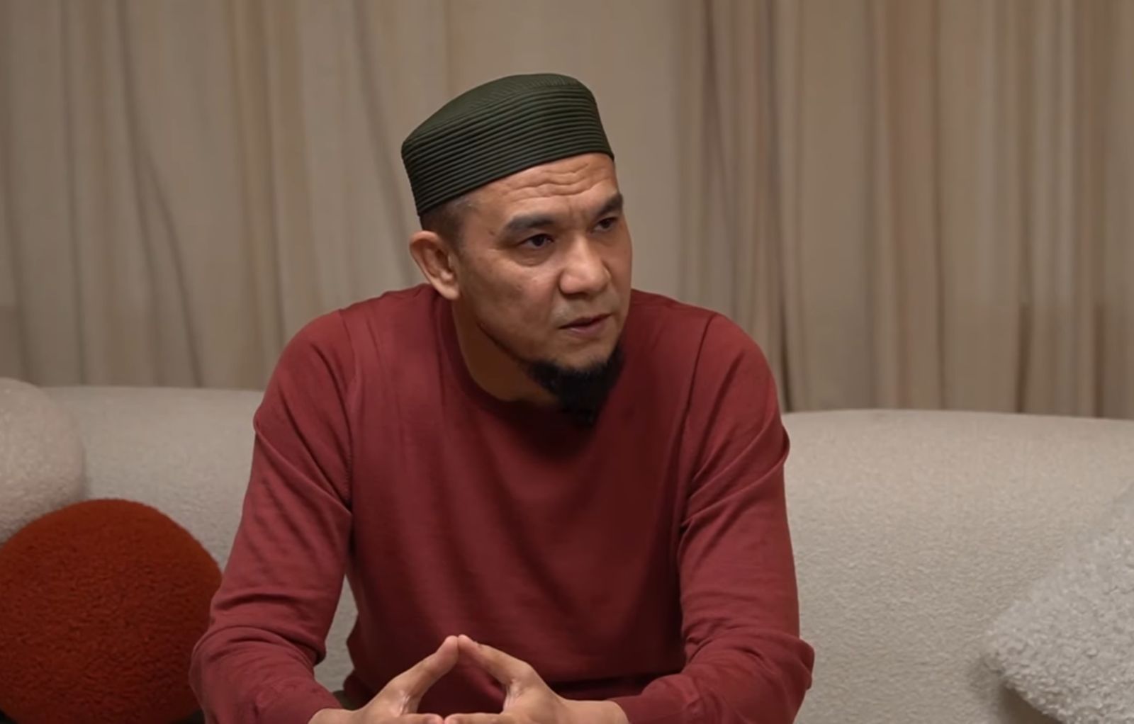 كەزەكتى «ۋاعىزشى» جاۋاپتىلىققا تارتىلدى: دارىن مۋباروۆقا 865 مىڭ تەڭگە ايىپپۇل سالىندى