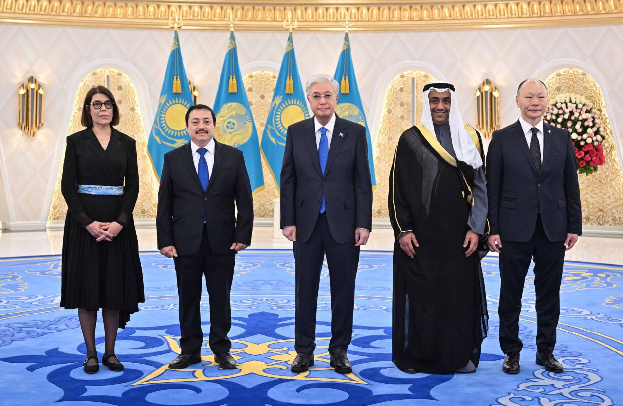 پرەزيدەنت بىرقاتار مەملەكەتتىڭ ەلشىلەرىنەن سەنىم گراموتالارىن قابىلدادى