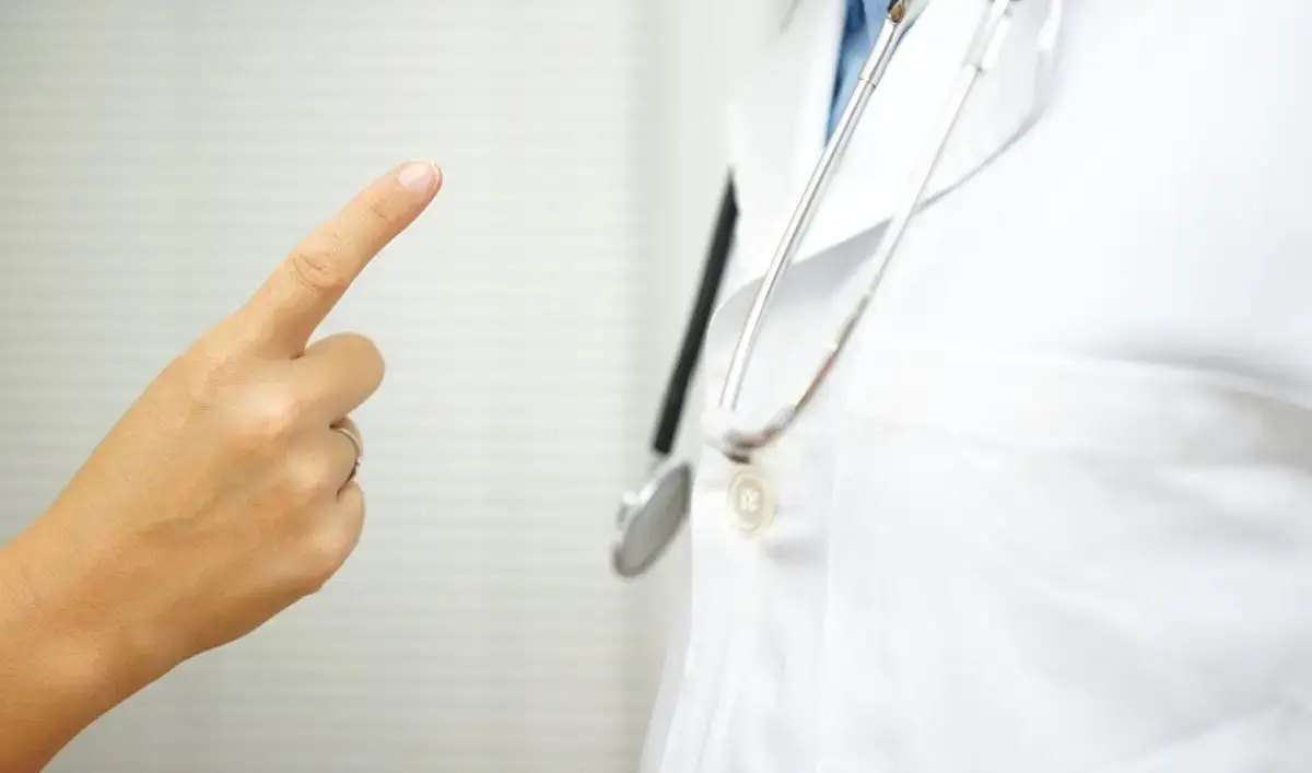 ەكىباستۇزدا مەديتسينا قىزمەتكەرلەرىنە كۇش كورسەتكەندەر ۇستالدى