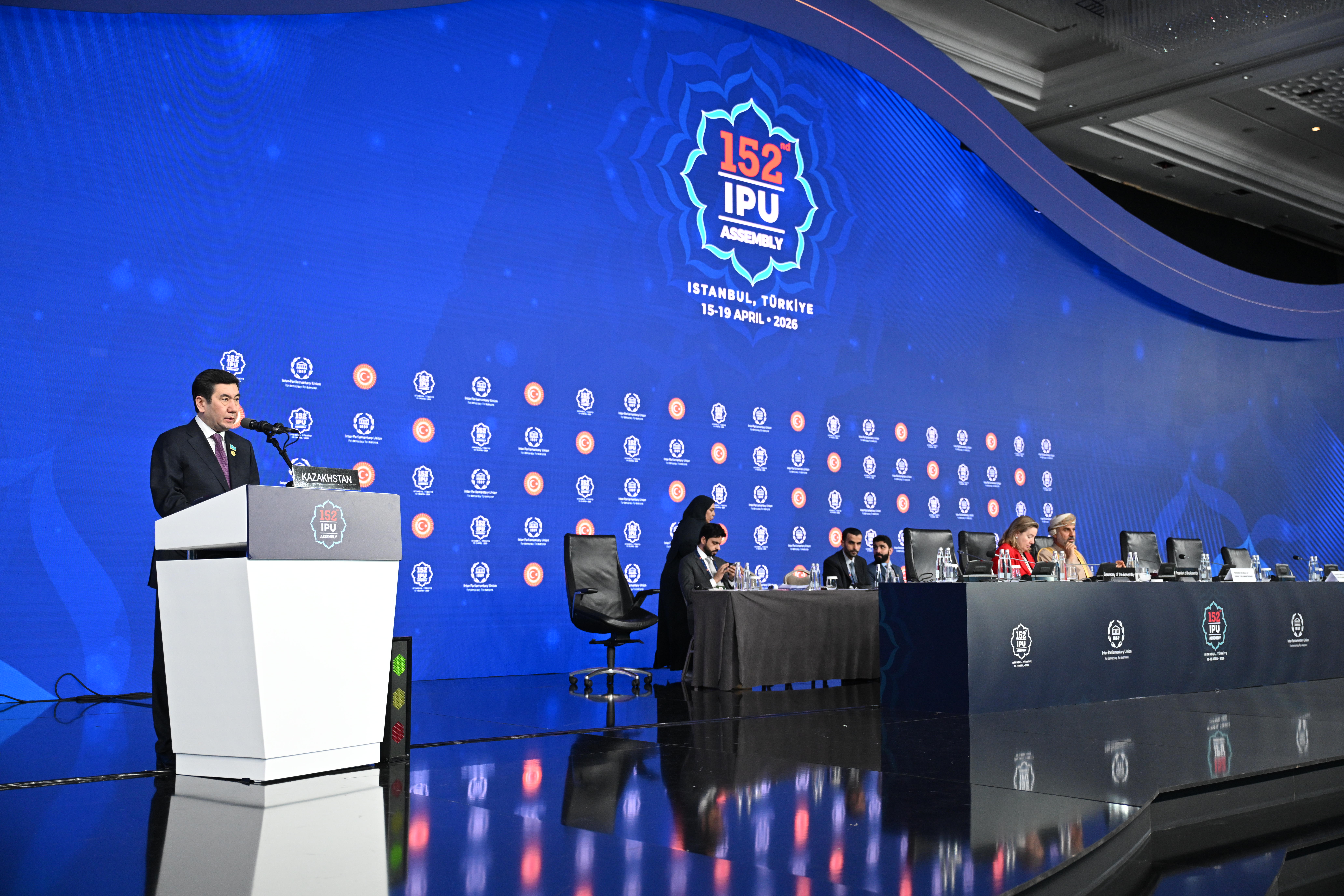 ەرلان قوشانوۆ 155 ەلدەن كەلگەن ارىپتەستەرىنە جاڭا كونستيتۋتسيا تۋرالى ايتىپ بەردى