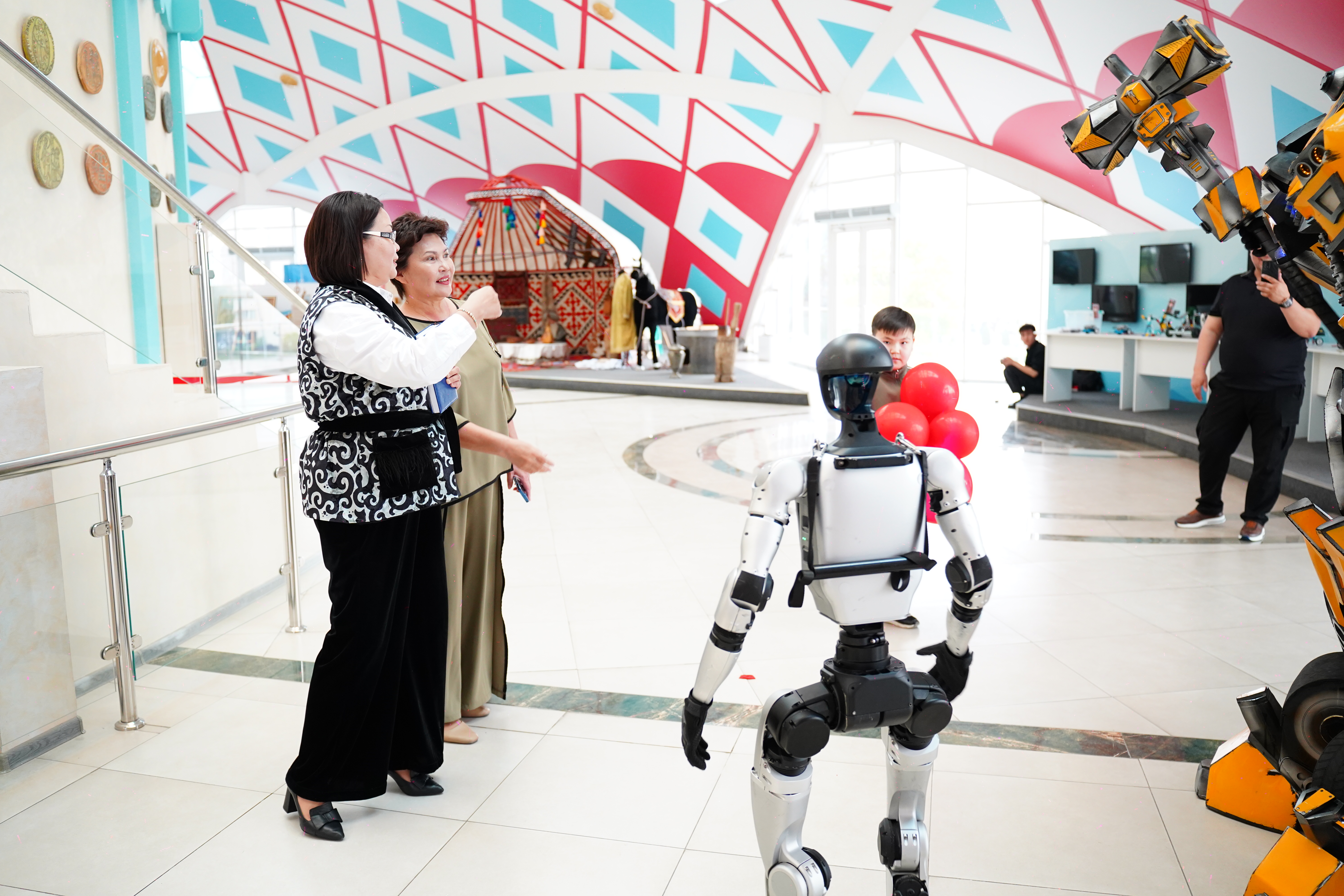 جامبىلدا بايقاۋدى روبوت جۇرگىزدى: جاڭا فورمات كورەرمەندى تاڭعالدىردى