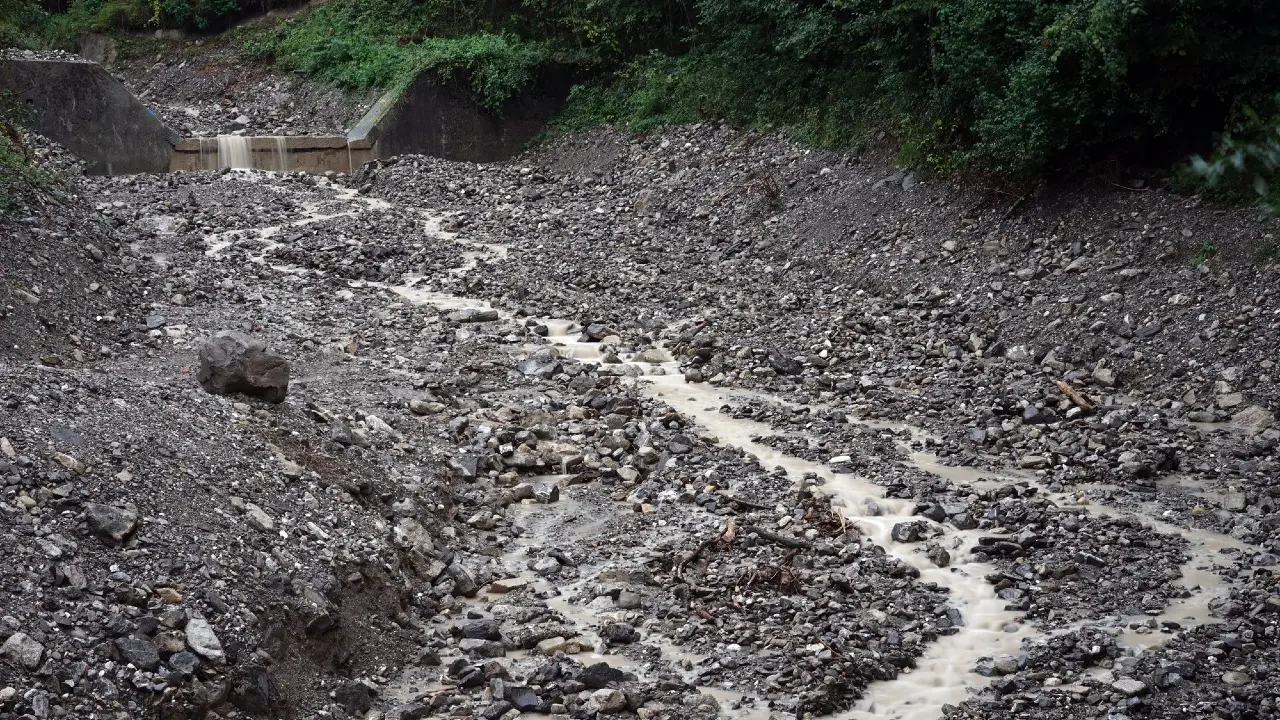 الماتىدا لاي كوشكىنىنەن عيماراتتىڭ شاتىرى زاقىمدالدى