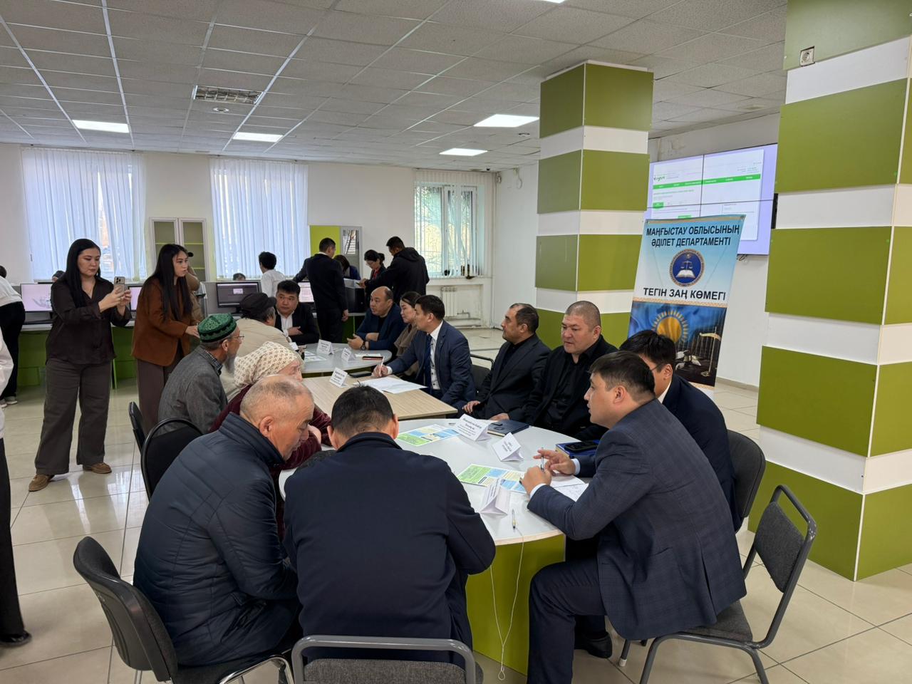 ماڭعىستاۋدا زاڭگەرلەر تۇرعىندارعا تەگىن كەڭەس بەردى